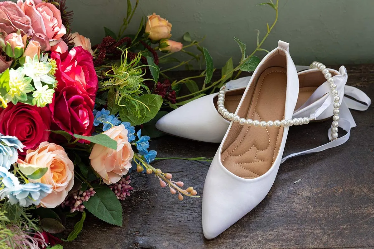 Bridal shoes and bouquet details